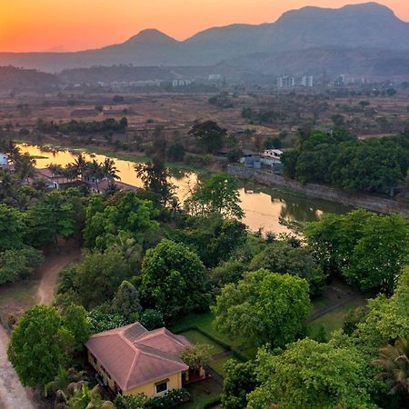Vintage Estate - Lakeside Allure With Vintage Decor,A Plunge Pool & A Lawn Featuring A Charming Gazebo Karjat Kültér fotó