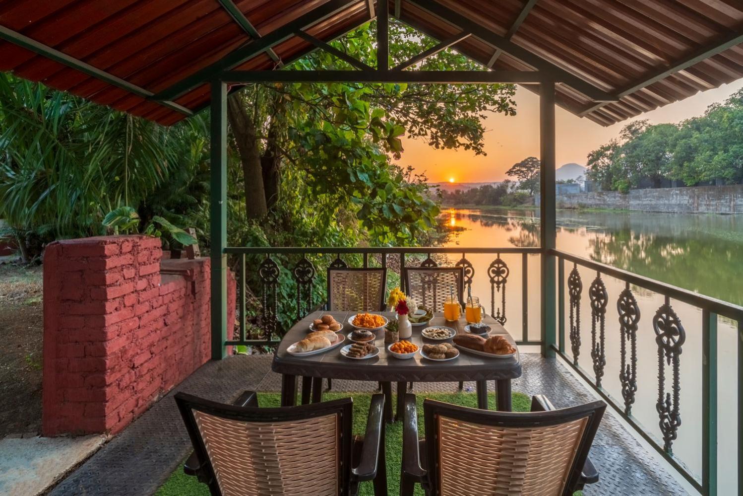 Vintage Estate - Lakeside Allure With Vintage Decor,A Plunge Pool & A Lawn Featuring A Charming Gazebo Karjat Kültér fotó