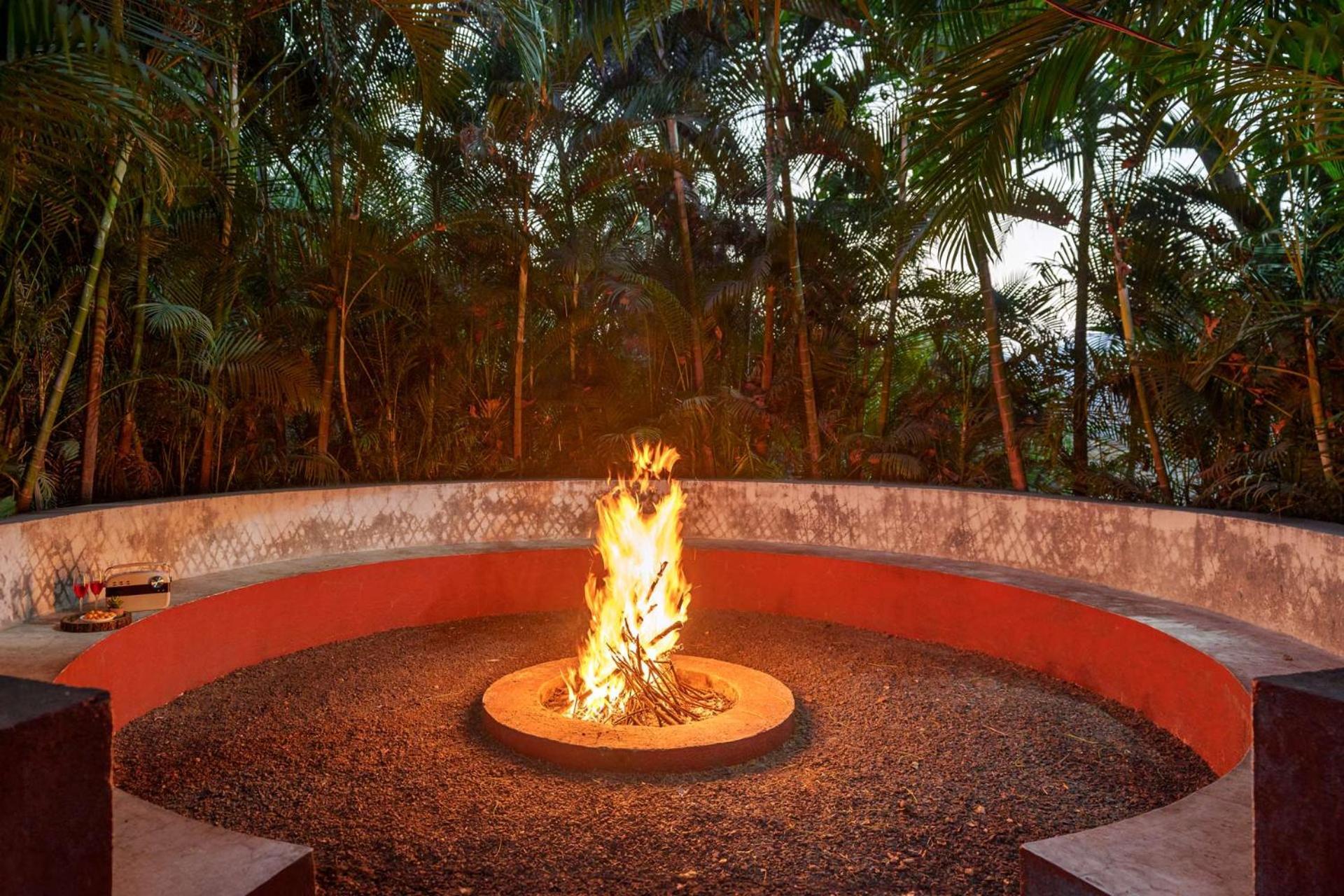 Vintage Estate - Lakeside Allure With Vintage Decor,A Plunge Pool & A Lawn Featuring A Charming Gazebo Karjat Kültér fotó