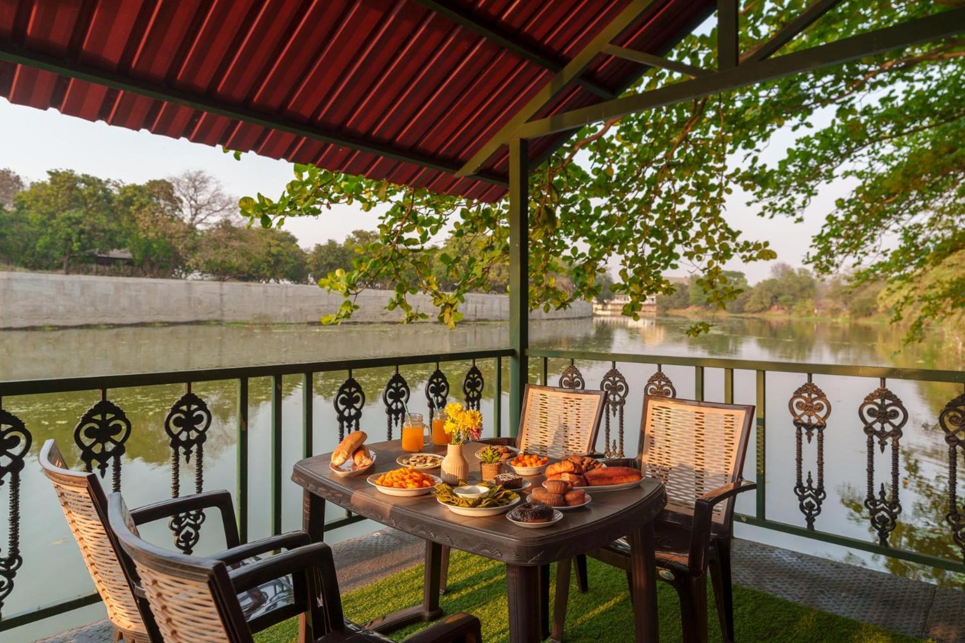 Vintage Estate - Lakeside Allure With Vintage Decor,A Plunge Pool & A Lawn Featuring A Charming Gazebo Karjat Kültér fotó